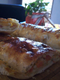 Una foto de Pan relleno de tomate y cebolla