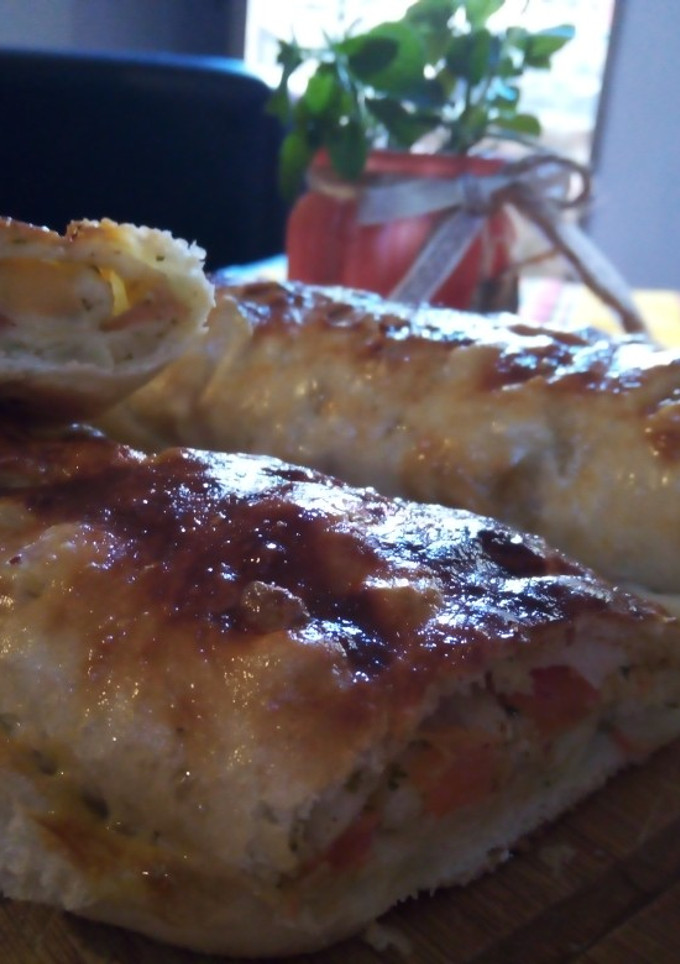 Una foto de Pan relleno de tomate y cebolla