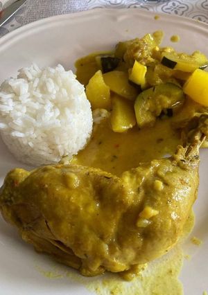 Une photo de Colombo de poulet riz et légumes