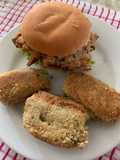 Hamburguesa de pollo y croquetas de papa