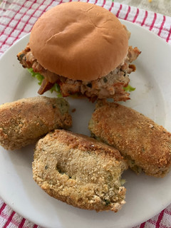 Una foto de Hamburguesa de pollo y croquetas de papa