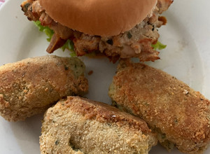 Una foto de Hamburguesa de pollo y croquetas de papa