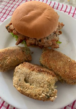 Una foto de Hamburguesa de pollo y croquetas de papa