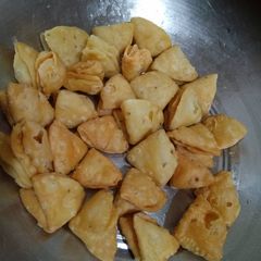 A picture of Maida ki papdi (snacks).