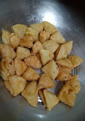 A picture of Maida ki papdi (snacks).
