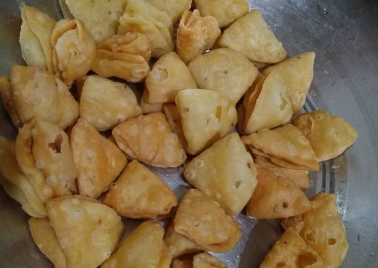 Maida ki papdi (snacks)