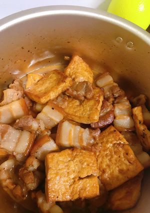 Hình của món Thịt ba chỉ kho đậu phụ.