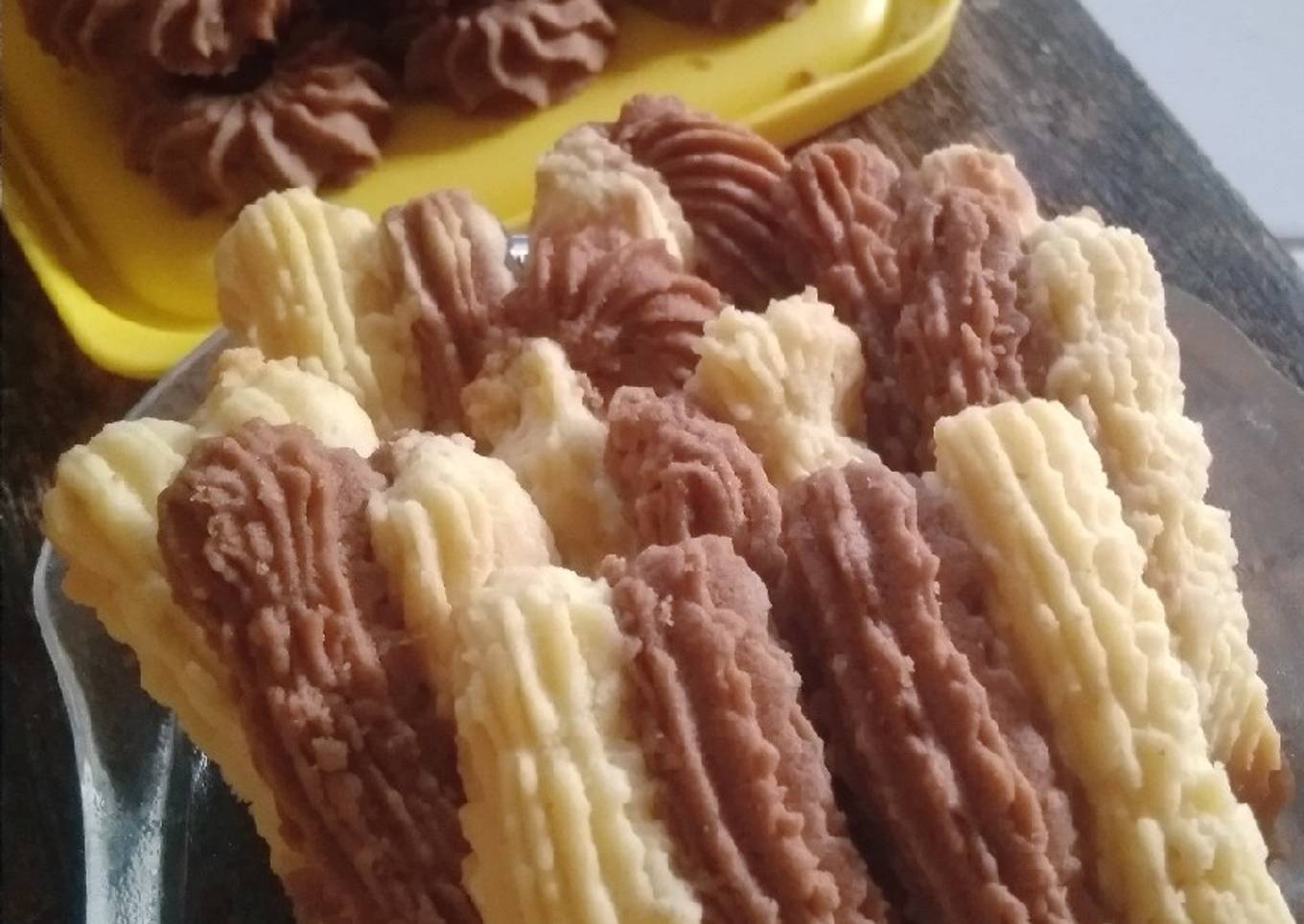 Kue semprit dua warna