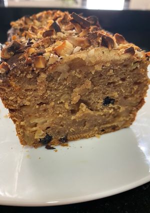 Una foto de Torta de manzana, nueces y dátiles