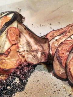 Una foto de Abanicos de berenjena al horno con tomate y queso