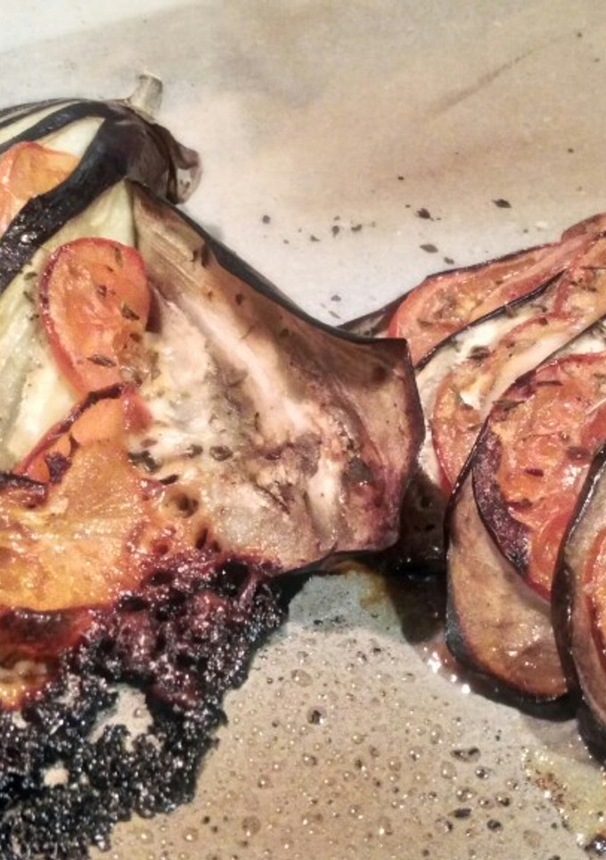 Una foto de Abanicos de berenjena al horno con tomate y queso