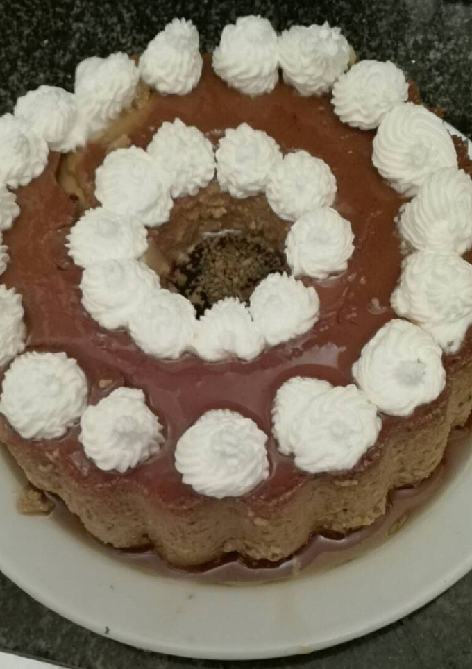 Una foto de Flan de huevo con café capuchino