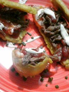 Una foto de Patacones/tostones y canasta de plátano rellena con carne