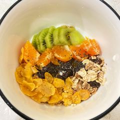 A picture of Yoghurt breakfast bowl.