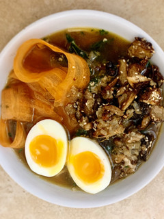 Foto principal de Ramen vegetariano de miso, kale y shiitakes