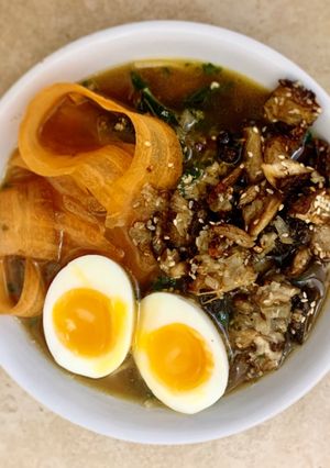 Una foto de Ramen vegetariano de miso, kale y shiitakes