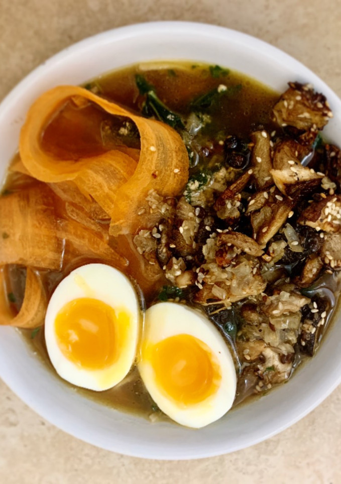 Una foto de Ramen vegetariano de miso, kale y shiitakes