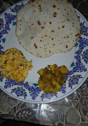 A picture of Sama chawal roti with veggie dish.