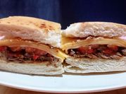 Una foto de carne desmechada con cerveza