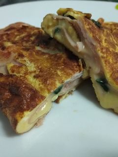 Una foto de Enrollado de pavo, queso y espinacas