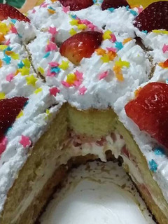 Una foto de Torta riquísima para cumple🎂 rellena de crema, frutilla y dulce de leche
