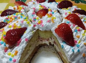 Una foto de Torta riquísima para cumple🎂 rellena de crema, frutilla y dulce de leche