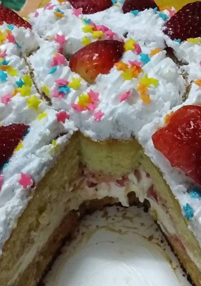 Una foto de Torta riquísima para cumple🎂 rellena de crema, frutilla y dulce de leche