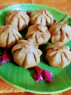 गव्हाच्या पिठाचे तळणीचे मोदक (gavhachya pithache talniche modak recipe in marathi) रेसिपी चे मुख्य फोटो