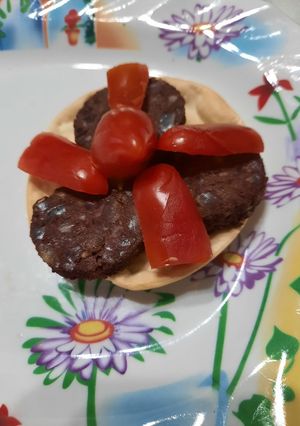 Una foto de Canapés con morcilla y cherry