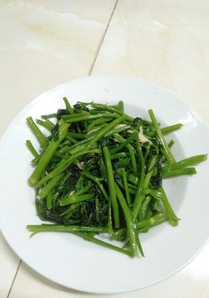 Hình của món Rau cần tây xào tỏi.