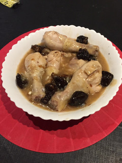 Una foto de Muslos de pollo con ciruelas