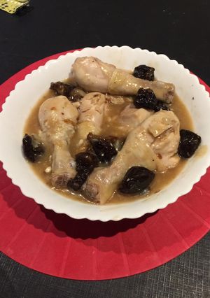 Una foto de Muslos de pollo con ciruelas