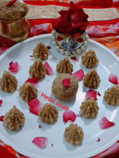 चूरमा मोदक (Churma modak recipe in hindi) रेसिपी मुख्य फोटो