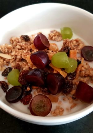 A picture of My Healthy Granola Start to the day. 😁.