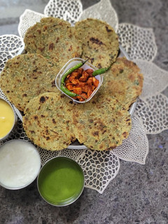 लौकी के थेपले और धनिया पुदीना की चटनी रेसिपी मुख्य फोटो