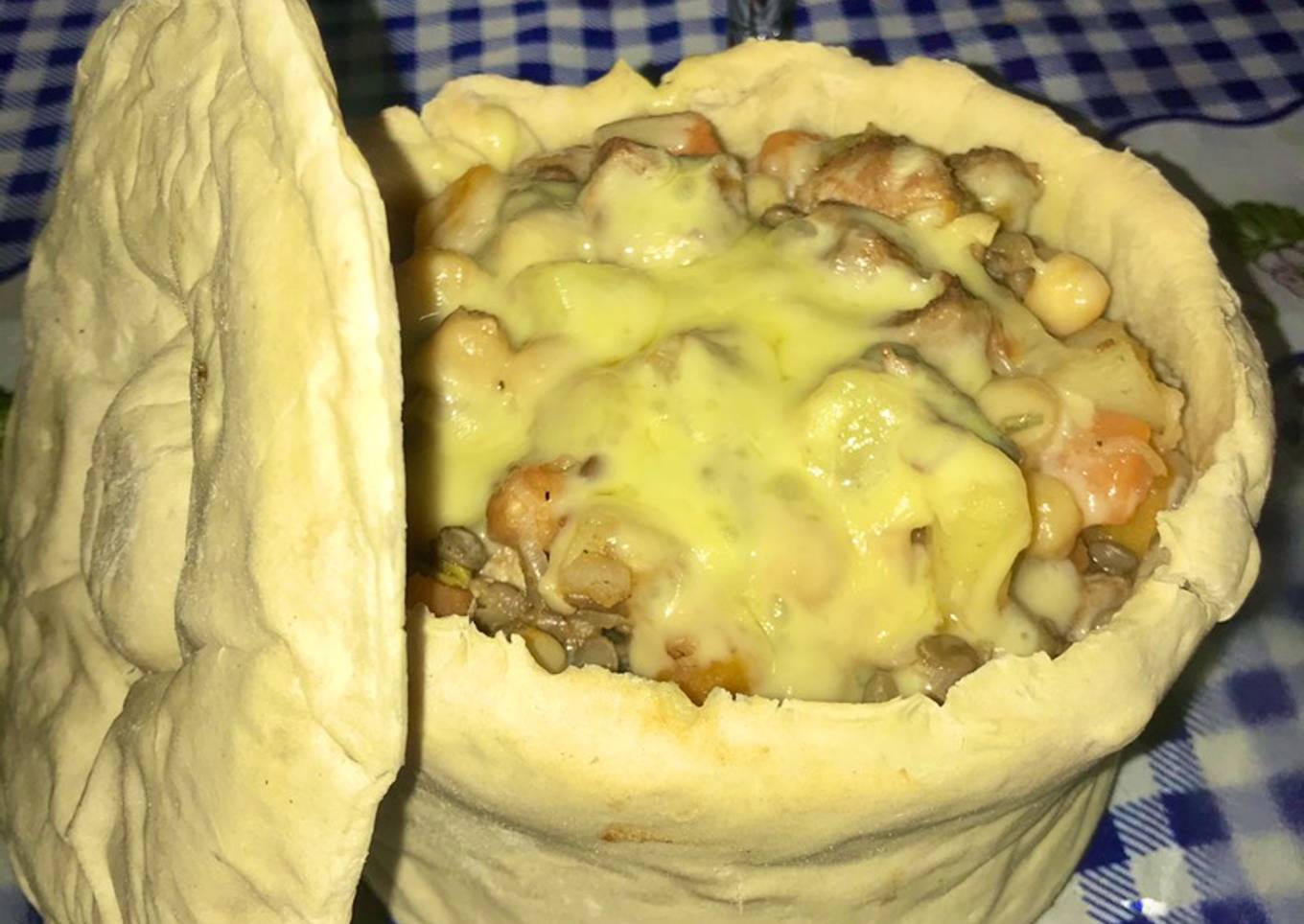 Ollitas comestibles rellenas de cerdo guisado
