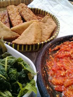 Foto resep Cuma Tahu Tempe Goreng + Sambel Tomat🌶🍅 *menu fav suamii😗