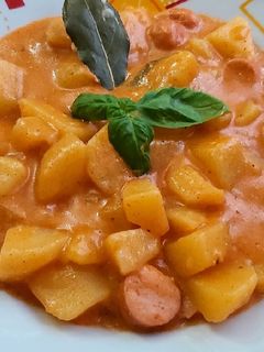 Bazsalikomos, krumpli főzelék, keményítővel, virslivel 🥔🥣 recept fotója