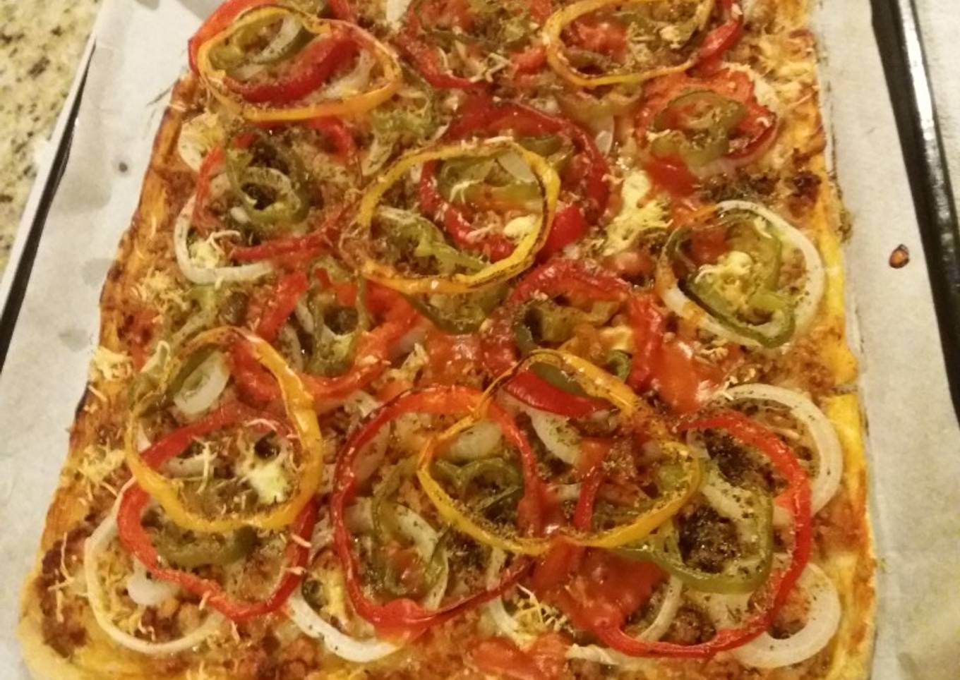 Pizza de carne picada y verduras