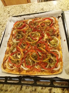 Una foto de Pizza de carne picada y verduras