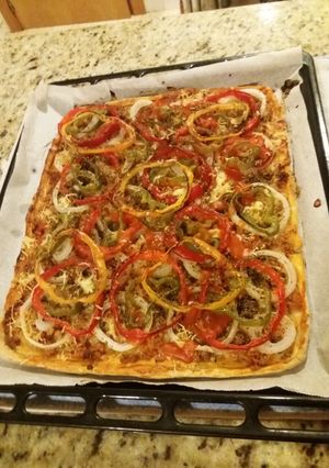 Una foto de Pizza de carne picada y verduras