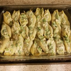 A picture of Chicken broccoli alfredo stuffed shells.