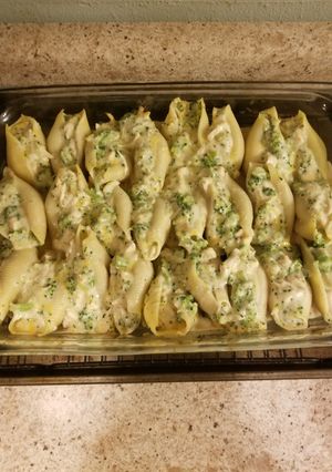 A picture of Chicken broccoli alfredo stuffed shells.