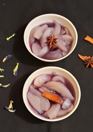 A picture of Butterfly Pea Stewed Pears.