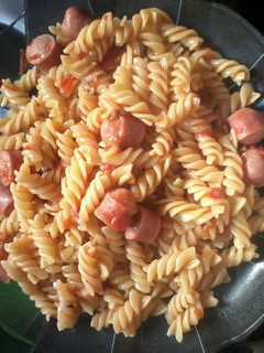 Una foto de Fideos con salsa de salchicas ! Fácil de hacer