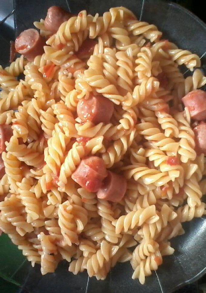 Una foto de Fideos con salsa de salchicas ! Fácil de hacer