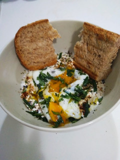 Una foto de Huevos turcos con yogur