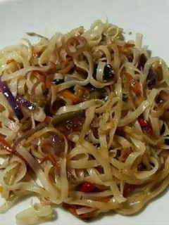 Una foto de Tallarines de arroz con verduras 🍝