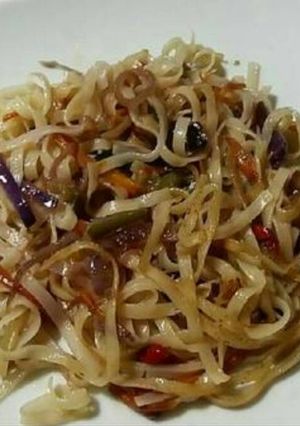 Una foto de Tallarines de arroz con verduras 🍝