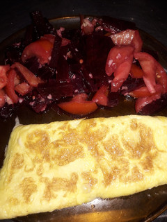 Una foto de Omelette con Muzzarella y Ensalada de Remolacha tomate y ajo